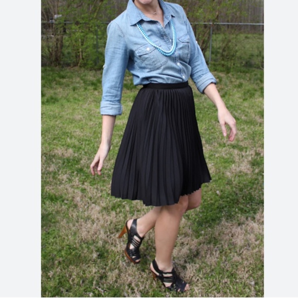 Classic Flowy Black Below Knee Pleated Skirt